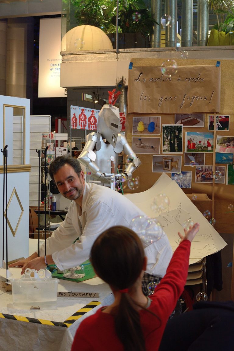 La «Machine à rendre les gens joyeux V5» sur la Maker Faire Paris 2018 ...